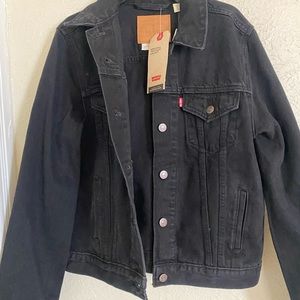 Brand New and Premium Levi’s Black womens Jacket! Can be worn for men too.